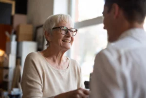 Senior actif au travail dans le cadre d'un cumul emploi-retraite